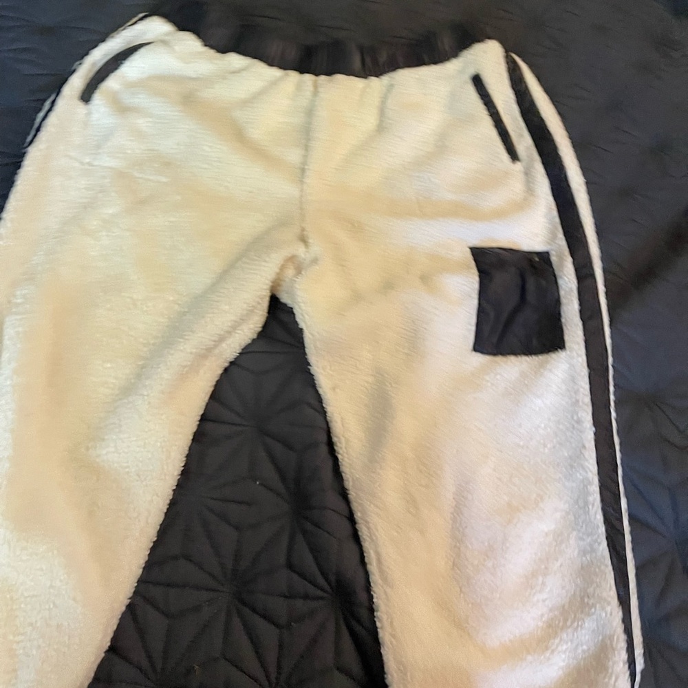 Cozy Women's Sherpa Joggers with Black Accents
